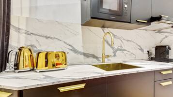 Een microgolfoven, een vaatwasser, een koffiezetapparaat/waterkoker