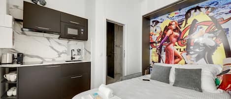Tabla de planchar con plancha, wifi y ropa de cama