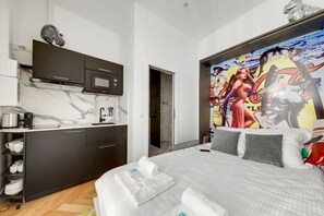 Tabla de planchar con plancha, wifi y ropa de cama