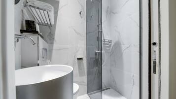 Regadera, secadora de cabello, toallas, jabón