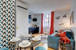 TV - TBS 79 - Elegant apartment in the Marais district (Paris)
