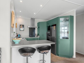 Refrigerador, microondas, lavavajillas y cafetera y tetera