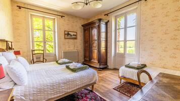 7 bedrooms, iron/ironing board, WiFi, bed sheets