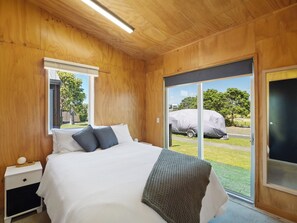 3 bedrooms, iron/ironing board, WiFi, bed sheets - The Weekender - Omaha Holiday Home (Warkworth)