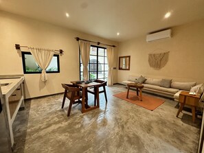 Suite superior, vistas a la piscina | Zona de estar