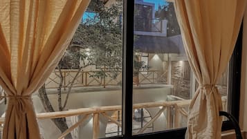 Suíte estúdio luxo, vista para a piscina | Vista do quarto