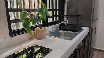 Estúdio família | Cozinha privada | Geladeira, micro-ondas, cooktop, talheres/pratos/utensílios de cozinha