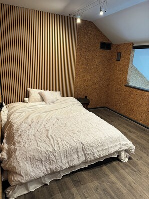 3 slaapkamers, een strijkplank/strijkijzer, gratis wifi, beddengoed