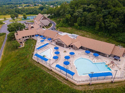 Spacious 3-bedroom home with loft with many amenities in the Galena Territory.