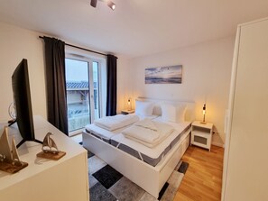 2 bedrooms, travel cot, free WiFi - Baltic Sea vacation apartment Seeräuber in 1st row to the beach, only 50m walk to the sea (Schönberg)