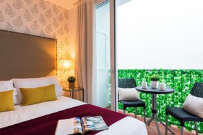 2 bedrooms, free cots/infant beds