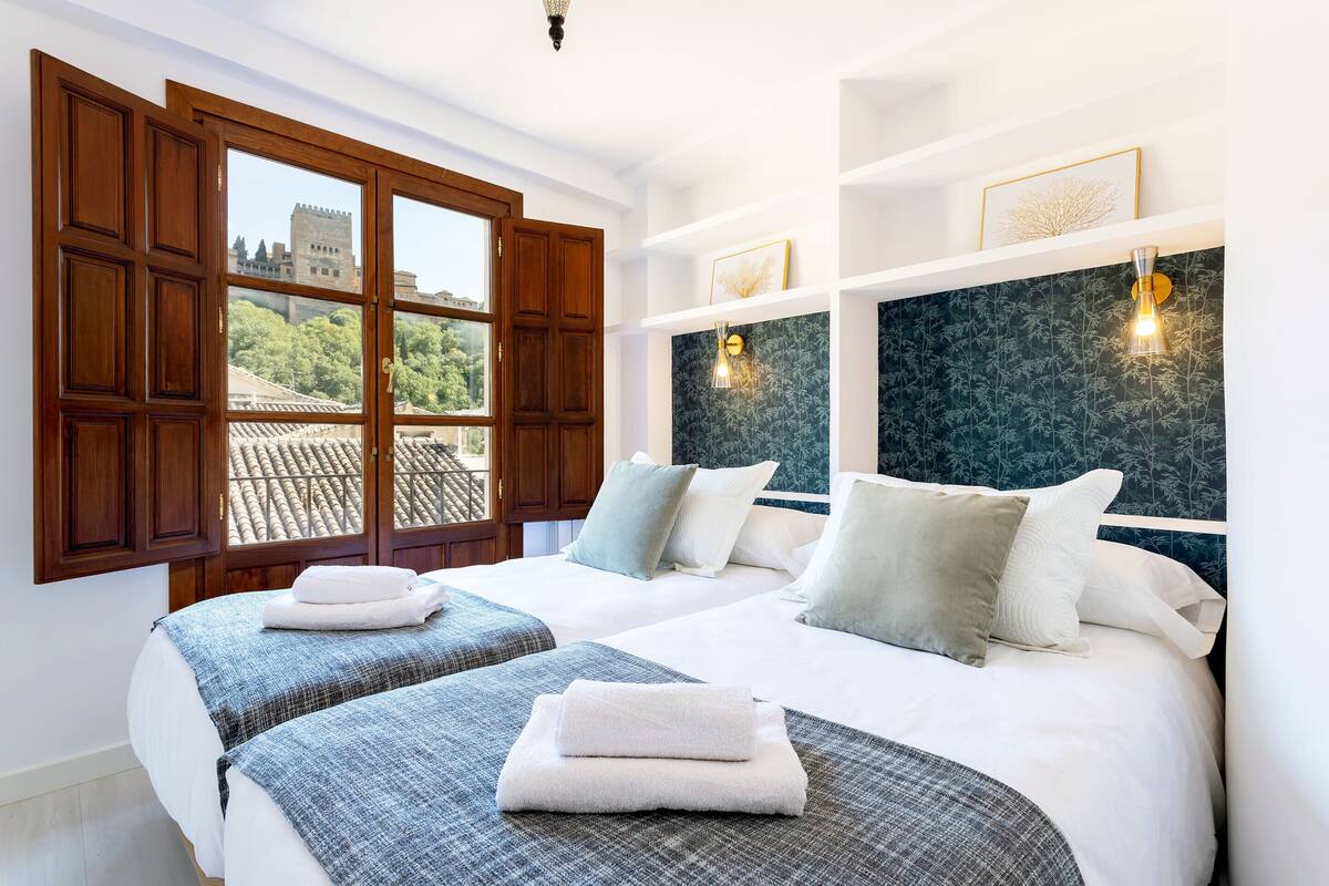 3 عدّة غرف نوم وأسرّة أطفال/رضّع (مجانًا)