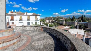 A stone amphitheater with a curved seating area, surrounded by a stone wall. - Amazing 1-bedroom House in the Albaicin Mirador de San Cristobal (Granada)