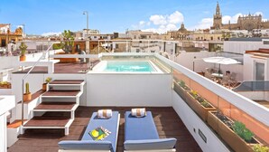 A rooftop terrace with a pool, sun loungers, and a city view. - Amazing Duplex up to 4 Guest Private Terrace Real de La Carreteria (Seville)