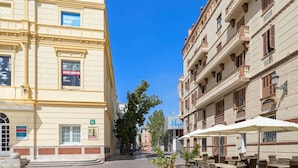 Une rue bordée d’immeubles, dont un théâtre et un restaurant.