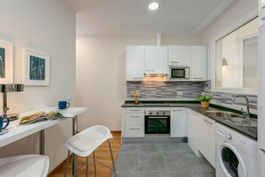 2 bedrooms, Internet - Beautiful Recently Renovated 2 BD Apartment in Prime Location Conde de Ibarra III (Seville)