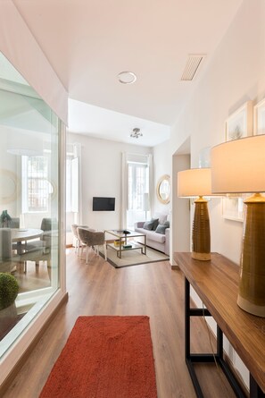 Apartment - Beautiful Recently Renovated 2 BD Apartment in Prime Location Conde de Ibarra III (Seville)
