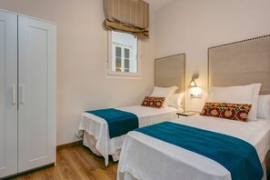 2 bedrooms, Internet - Beautiful Recently Renovated 2 BD Apartment in Prime Location Conde de Ibarra III (Seville)