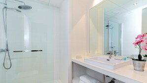 Unclassified image, 2 of 10, button - Beautiful 3 BD Apartment 2 Minutes Walking to the Beach Paseo de Reding (Málaga)