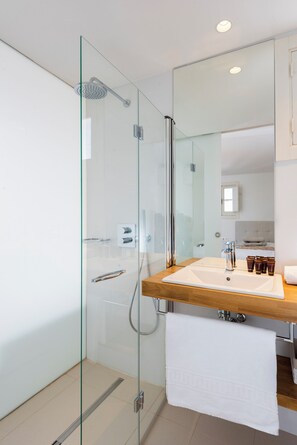 Apartment | 1 bedroom, Internet - Beautiful Penthouse Located in a Classic Building in the Heart of Seville Entretejas II (Seville)