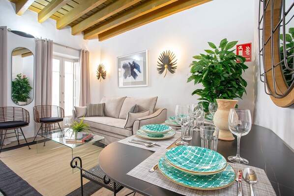 2 عدّة غرف نوم وأسرّة أطفال/رضّع (مجانًا)