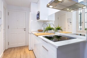 2 عدّة غرف نوم وأسرّة أطفال/رضّع (مجانًا)