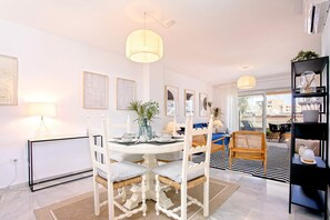 شقة | 2 عدّة غرف نوم وأسرّة أطفال/رضّع (مجانًا)