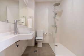 A modern bathroom with a sink, toilet, and shower. - Brand new 2 Bd Apart Close to the Real Plaza de la Maestranza Velarde III (Seville)