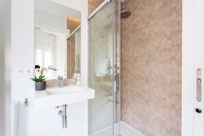 Apartment | 4 bedrooms, Internet