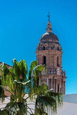 4 عدّة غرف نوم وخدمة الإنترنت