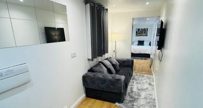 Charming One-Bedroom outdoor Apartment – A Cozy Getaway with Modern Comforts