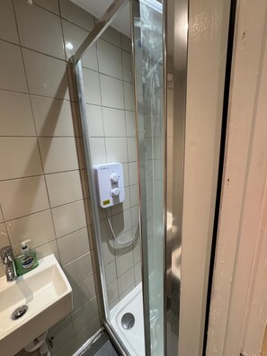 Towels, toilet paper - Charming One-Bedroom outdoor Apartment – A Cozy Getaway with Modern Comforts
(Romford)