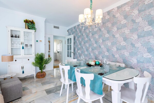 3 عدّة غرف نوم وأسرّة أطفال/رضّع (مجانًا)