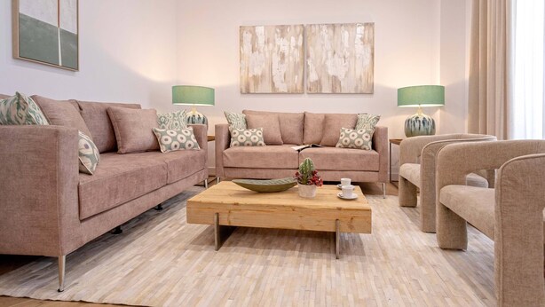 A living room with two sofas, a coffee table, and two lamps. - Exclusive Apartment in City Center Capiteles (Granada)