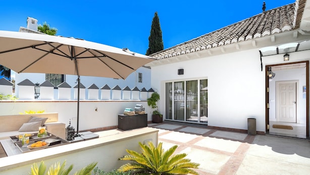 A patio with a white umbrella, a sofa, and a small table with drinks and snacks. - Fantastic 3 Bd 3 Bth Apartm With Comunnal Terrace Carmen San Ignacio II (Granada)