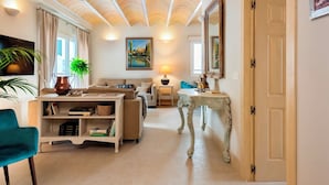 A living room with a sofa, a coffee table, a lamp, and a painting on the wall. - Fantastic 3 Bd 3 Bth Apartm With Comunnal Terrace Carmen San Ignacio II (Granada)