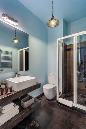 4 bedrooms, free cots/infant beds