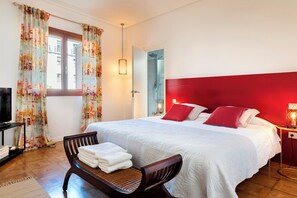 4 bedrooms, free cots/infant beds