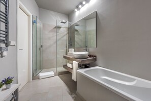 4 bedrooms, Internet - Large and Beautiful 4 BD Apartment in Front of the Cathedral Cabildo IV (Seville)