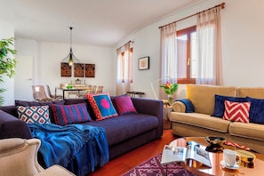4 bedrooms, Internet - Large and Beautiful 4 BD Apartment in Front of the Cathedral Cabildo IV (Seville)