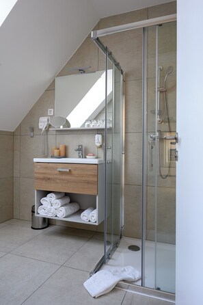 Chambre Familiale Double ou avec lits jumeaux, vue fleuve | Salle de bain | Chaussons, serviettes fournies, savon, shampoing