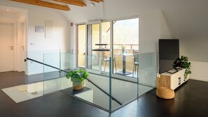 奢華公寓, 陽台, 河景 | 客房內保險箱、遮光布/窗簾、隔音、熨斗/熨衣板