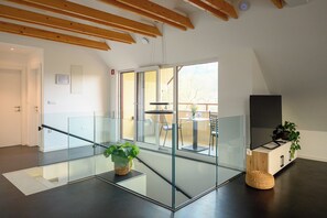 خزنة داخل الغرفة وستائر تعتيم وتجهيزات عازلة للصوت ومكواة/لوح كي