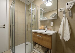Luxury Apartment, Balcony, River View | Peti besi dalam bilik, langsir/tirai gelap terus, kalis bunyi 