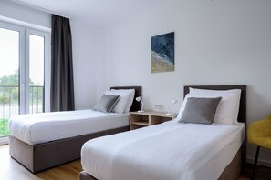 Chambre Classique Double ou avec lits jumeaux, vue fleuve | Coffres-forts dans les chambres, rideaux occultants