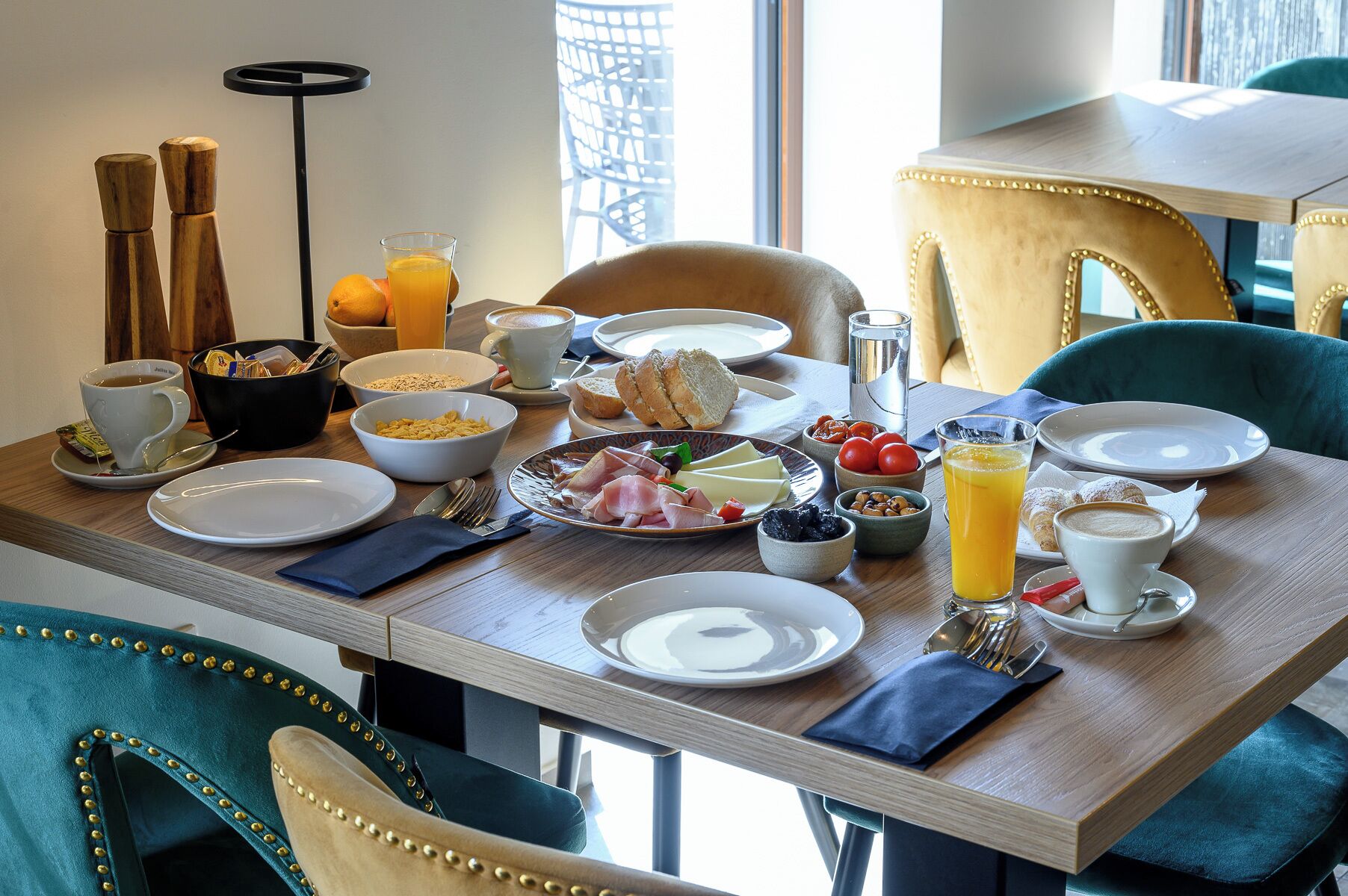 Daily full breakfast (EUR 12 per person)