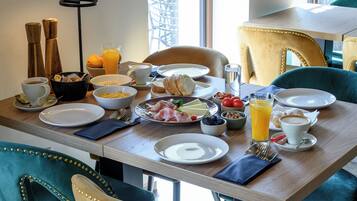 Daily full breakfast (EUR 12 per person)