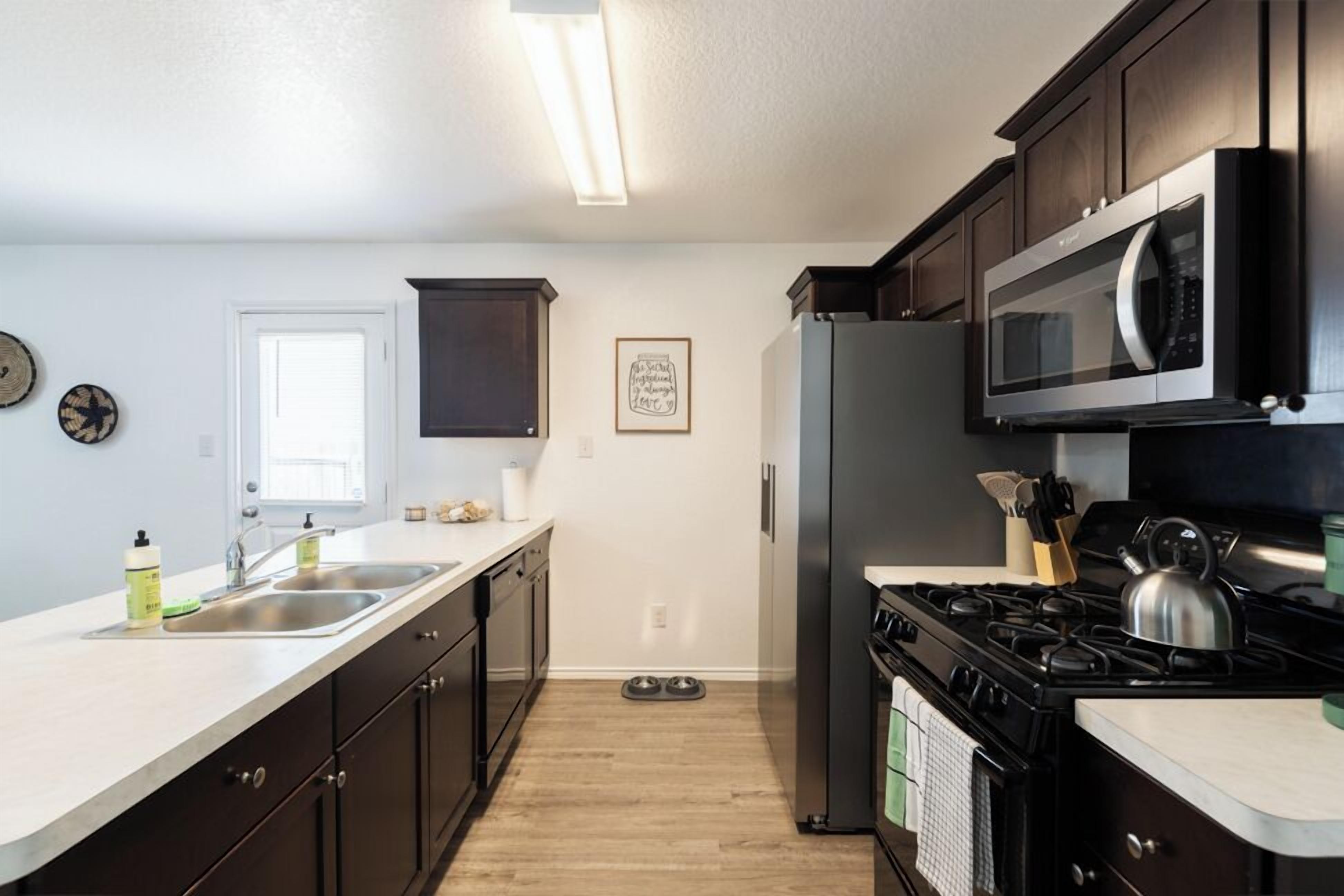 Refrigerador, microondas, horno y lavavajillas 