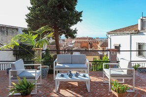 Apartment | 4 bedrooms, free cribs/infant beds, Internet