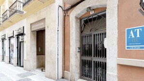 A building facade with a large entrance door, a sign indicating 'AT', and a number '3' above the door. - Magnificent Penthouse in the Center of Malaga Marin Garcia V (Málaga)